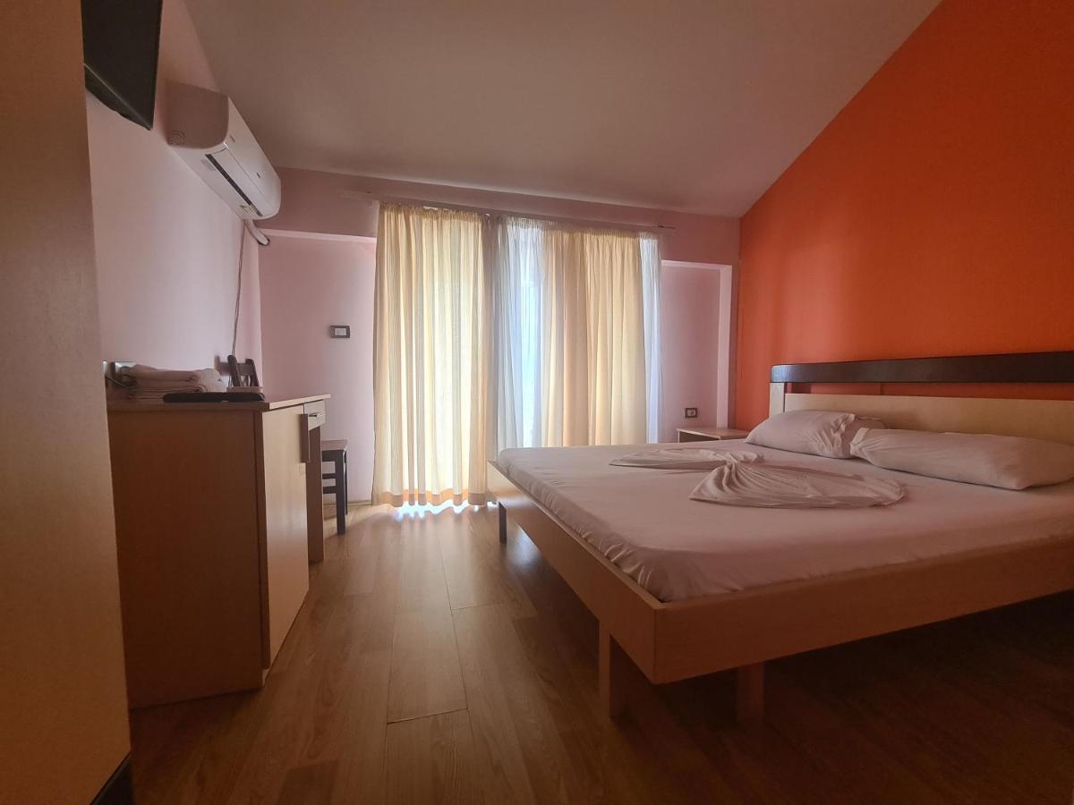 Hotel Kukesi Lini Екстериор снимка