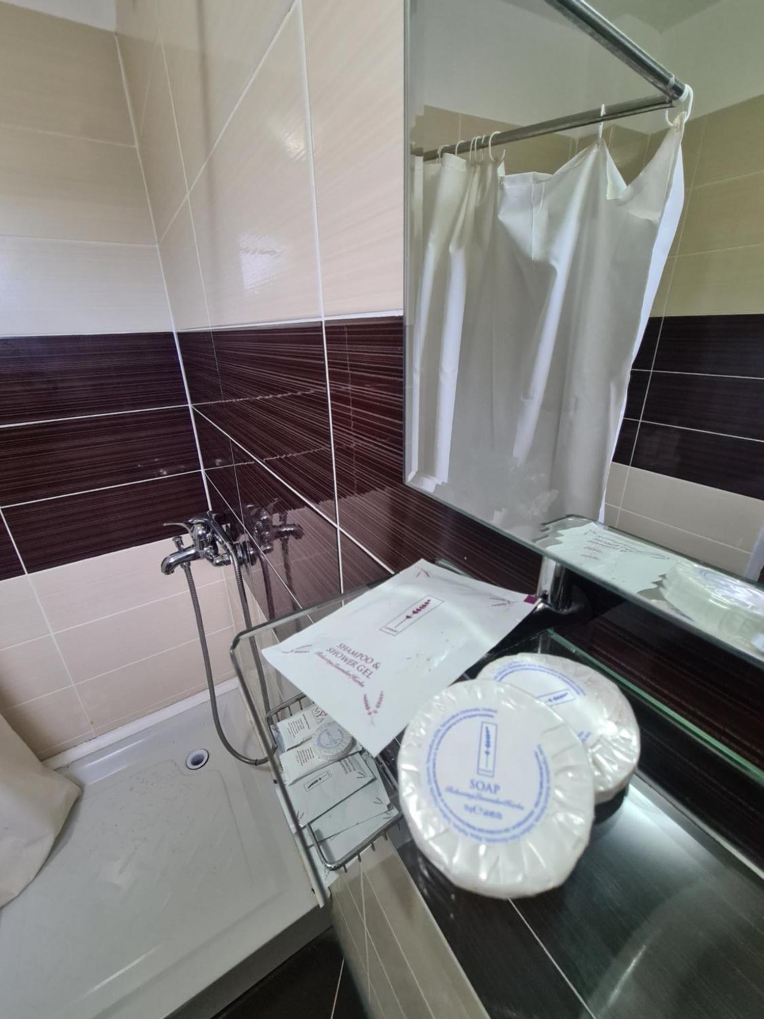 Hotel Kukesi Lini Екстериор снимка