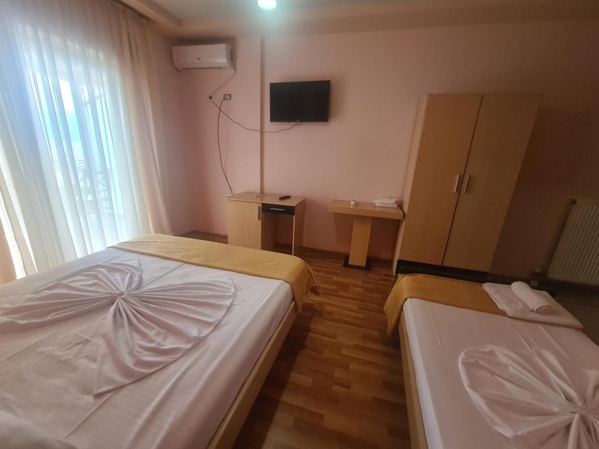 Hotel Kukesi Lini Екстериор снимка